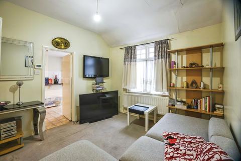 2 bed property, in Godstone Road, £220,000
