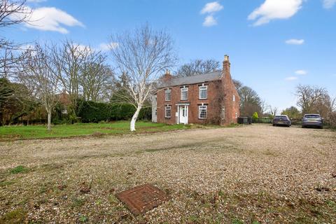 4 bed property, in Main Road, £500,000