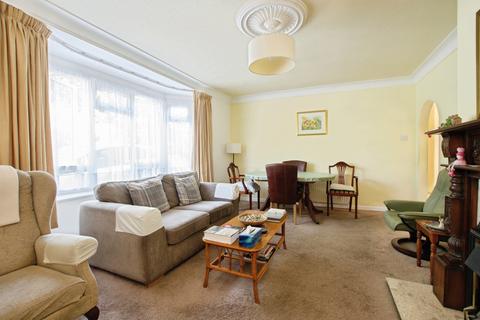2 bed property, in Montagu Road, £230,000