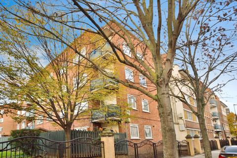2 bed property, in Poplar High Street, £350,000