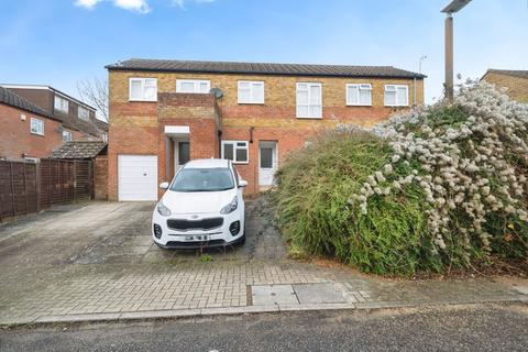 1 bed property, in Wisley Avenue, £185,000