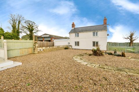 2 bed property, in Langrick Road, £260,000