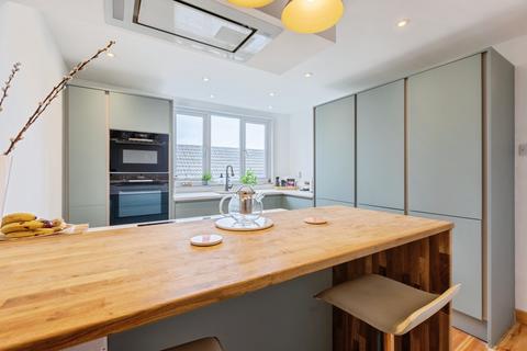 2 bed property, in Victoria Avenue, £200,000
