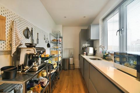 1 bed property, in 113 Bullsmoor Lane, £290,000