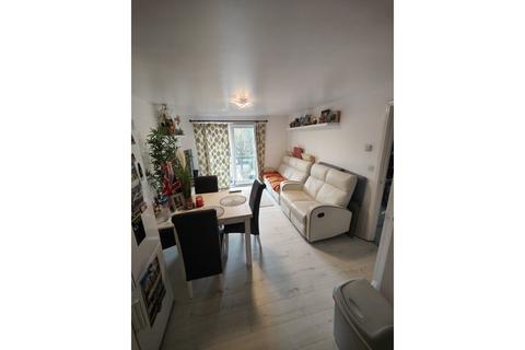 2 bed property, in Lower Hall Street, £35,000