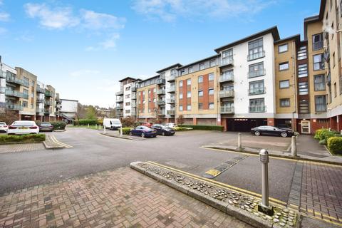 2 bed property, in Hart Street, £220,000