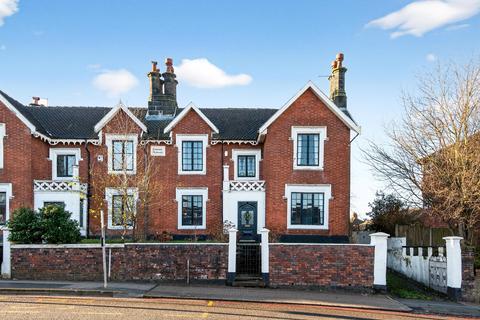 3 bed property, in Waterloo Road, £400,000