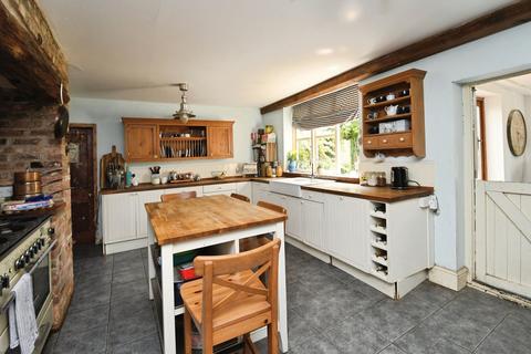 5 bed property, in Main Road, £465,500