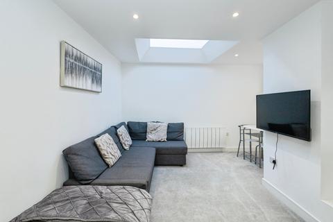 1 bed property, in 149a London Road, £125,000