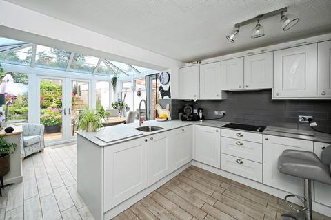 2 bed property, in Mercia Court, £185,000