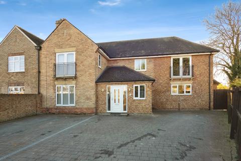 7 bed property, in Hull Bridge Road, £725,000