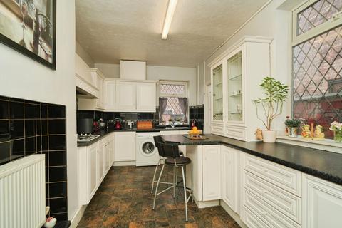 3 bed property, in Railway Road, £275,000
