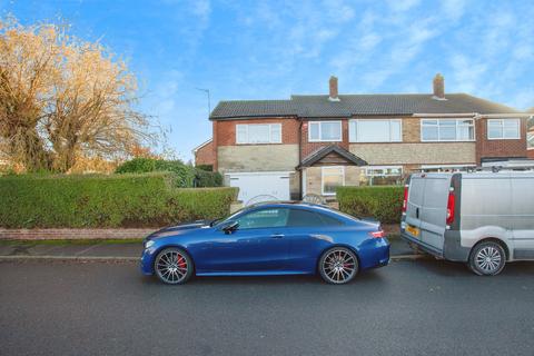 4 bed property, in St. Davids Drive, £240,000