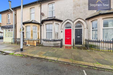 2 bed property, in Adelaide Street, £110,000