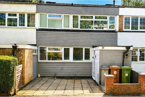 3 bed property, in Hilleys Croft, £185,000