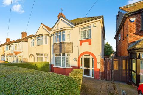 3 bed property, in Lynton Avenue, £200,000