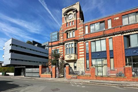 2 bed property, in Woodfield Road, £200,000