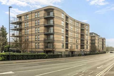 2 bed property, in Slough, £300,000