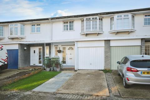 3 bed property, in Ravens Close, £475,000