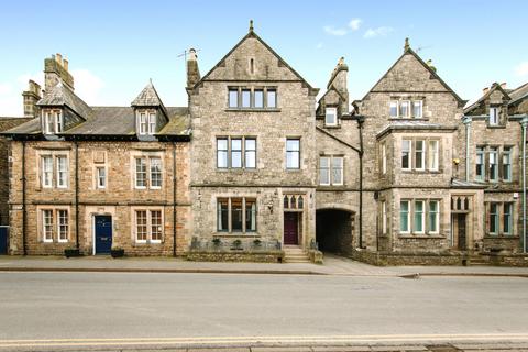 4 bed property, in Main Street, £625,000