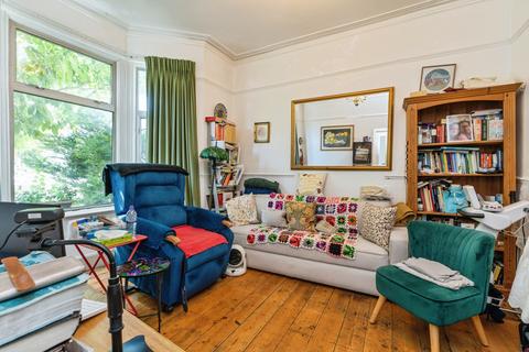 3 bed property, in Bellevue Road, £795,000