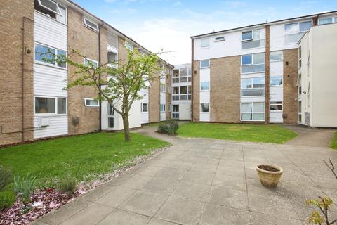 2 bed property, in Mintern Close, £250,000