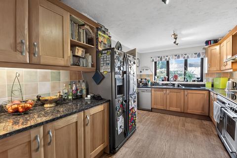 4 bed property, in Eagle Gardens, £475,000