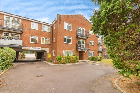 Studio, in 3 Oakleigh Park North, £255,000