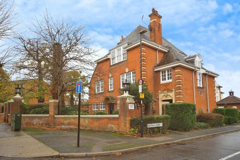 1 bed property, in 1 Crothall Close, £265,000
