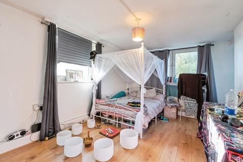 1 bed property, in /Newbury House Partridge Way, £150,000