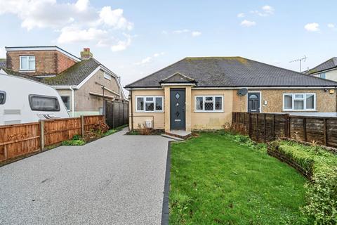 2 bed property, in Lincoln Avenue, £325,000