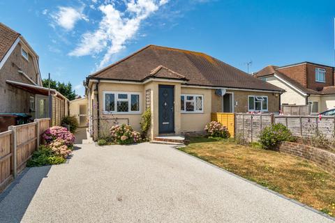 2 bed property, in Lincoln Avenue, £295,000