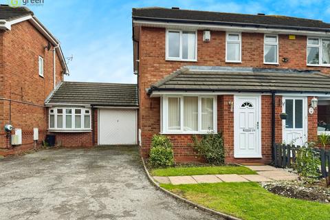 2 bed property, in Hill Top Close, £215,000