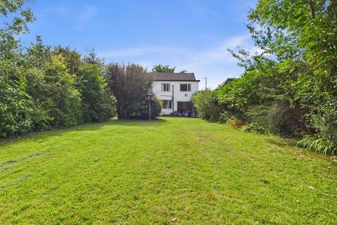 5 bed property, in Hollyfield Road South, £600,000