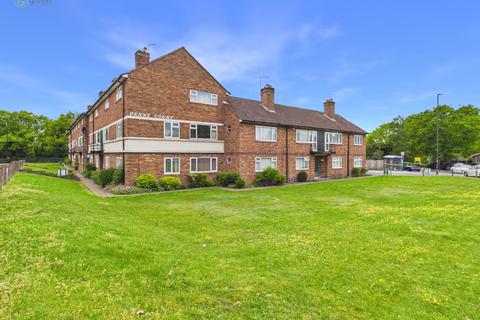 2 bed property, in Penns Court, £170,000
