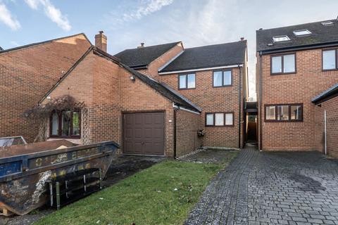 4 bed property, in Stone Quarry Lane, £475,000