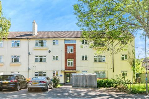 2 bed property, in Priory Road, £180,000