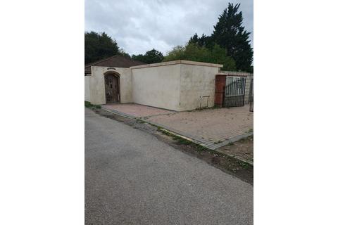 1 bed property, in 9a Nine Mile Ride, £320,000