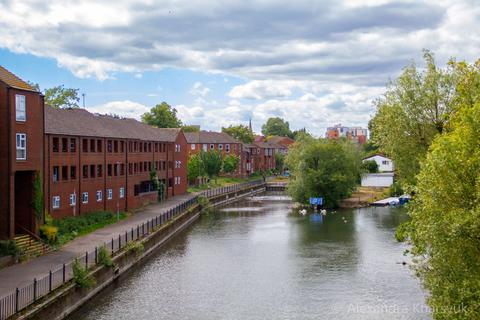 1 bed property, in Avon Place, £135,000