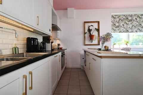 1 bed property, in Emmview Close, £220,000