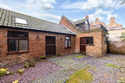 1 bed property, in High Street, £140,000