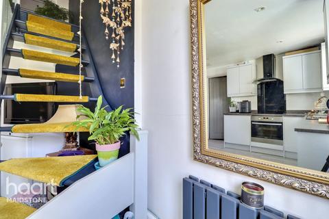 2 bed property, in The Green, £290,000