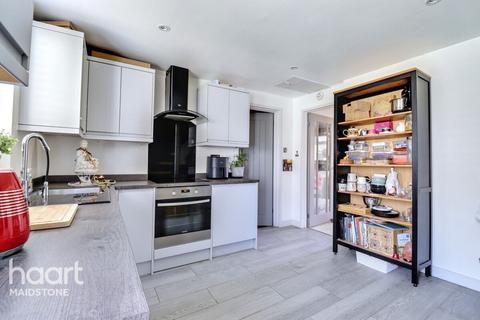 2 bed property, in The Green, £290,000