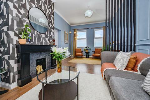 6 bed property, in Main Road South, £685,000