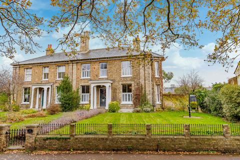5 bed property, in The Croft, £750,000