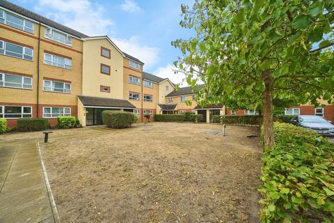 1 bed property, in Chertsey Road, £240,000
