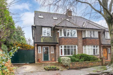 4 bed property, in Holland Avenue, £1,375,000