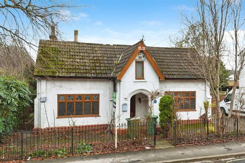3 bed property, in Swinegate, £230,000