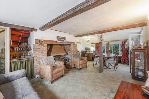2 bed property, in Laddingford, £450,000