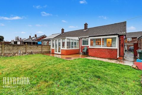 2 bed property, in Chestnut Avenue, £140,000